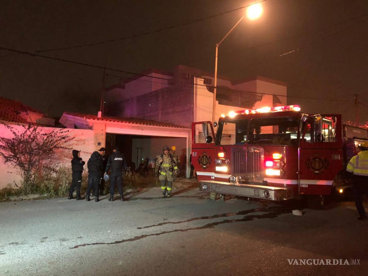 $!Rescatan a cachorros de incendio en colonia residencial de Saltillo
