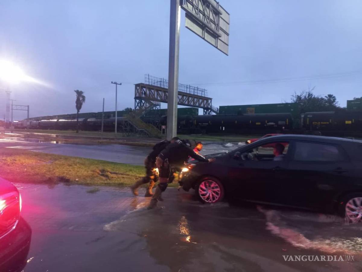 $!Autos varados se observaron.