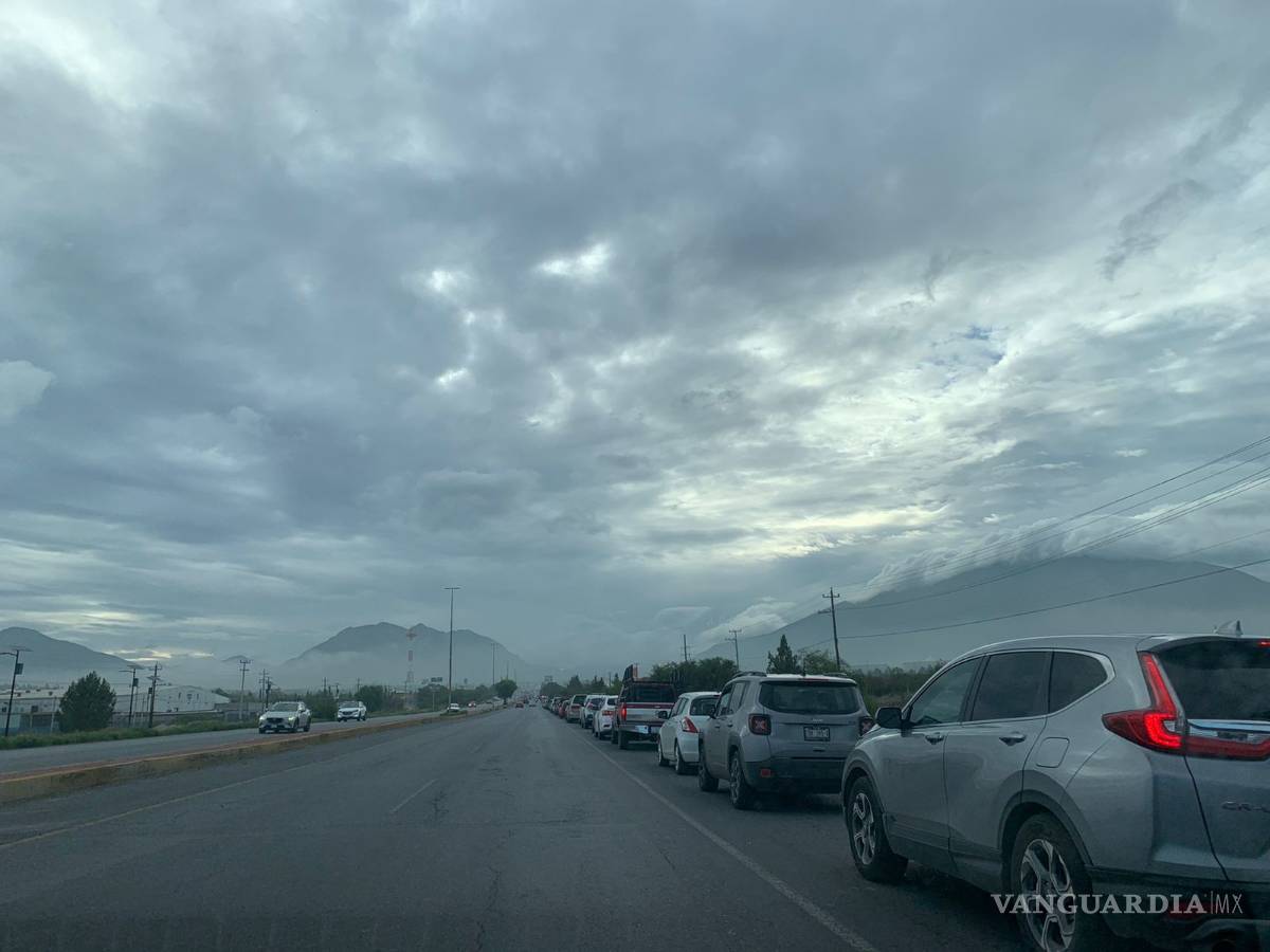 $!Saltillo: Inicia vacunación de 30 a 39 en Ciudad Universitaria con largas filas