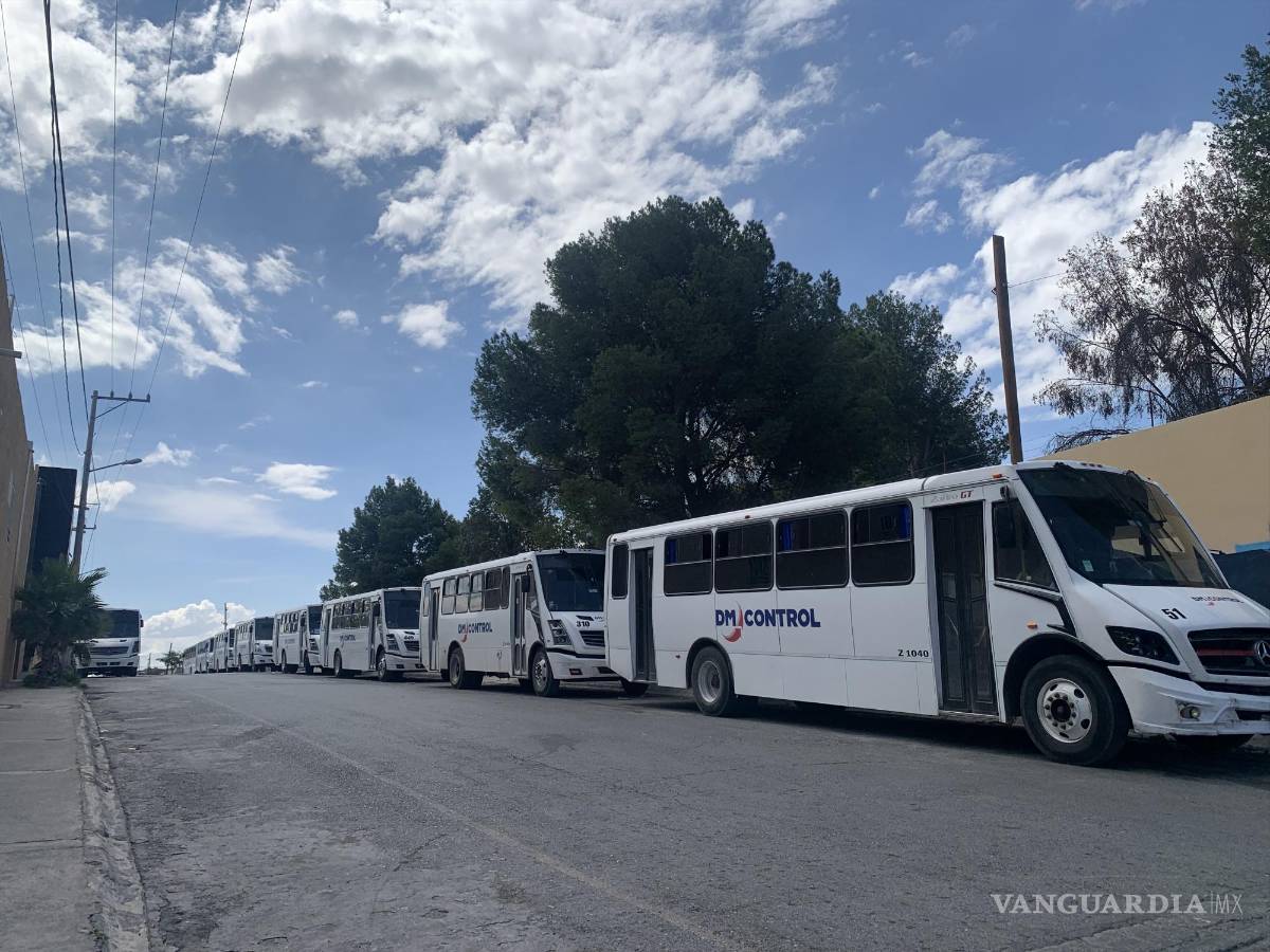 $!En algunas colonias se pueden contar hasta 30 unidades estacionadas en la vía pública.