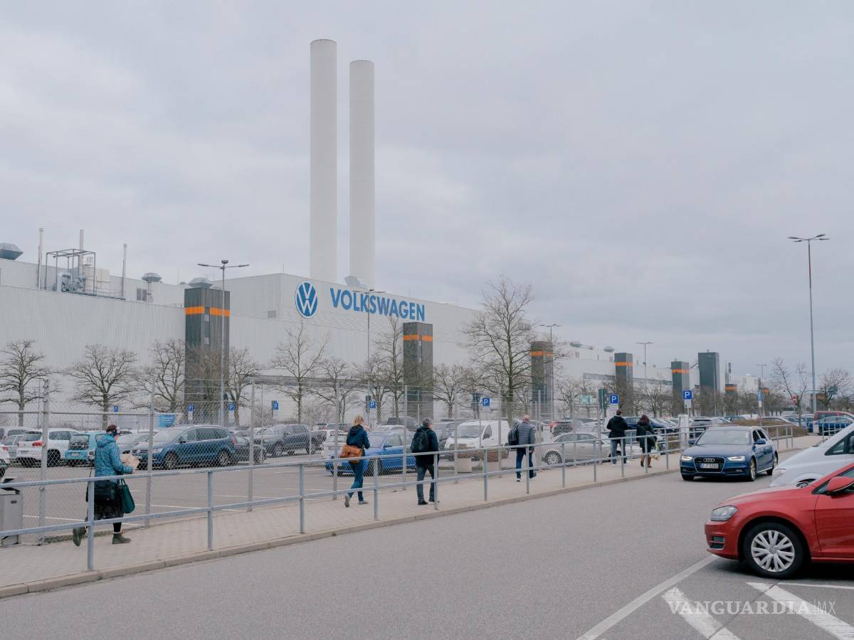 $!Los trabajadores abandonan la fábrica de Volkswagen en Zwickau, Alemania.