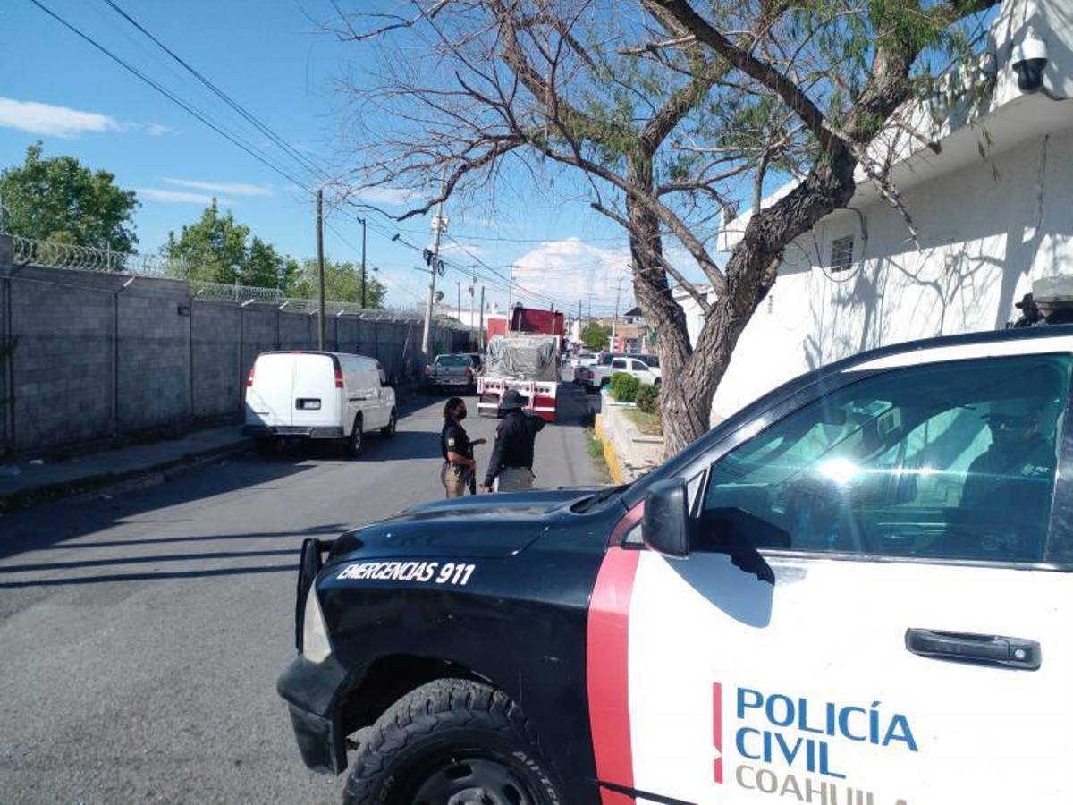 $!El conductor quedó detenido y el cargamento quedó decomisado, por lo que los oficiales escoltaron el vehículo y a su conductor a las instalaciones de la Fiscalía General de la República.