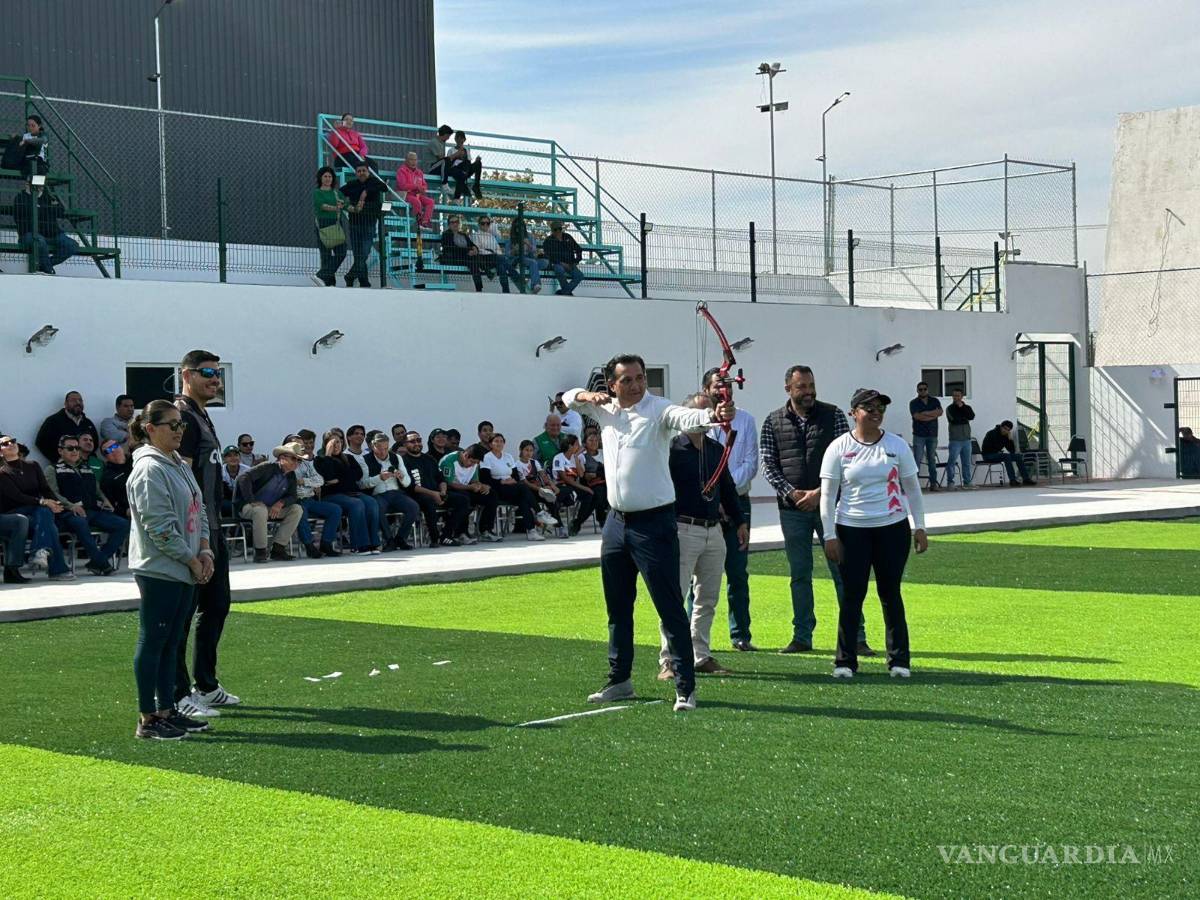 $!Deportistas locales realizaron demostraciones durante la inauguración del campo.