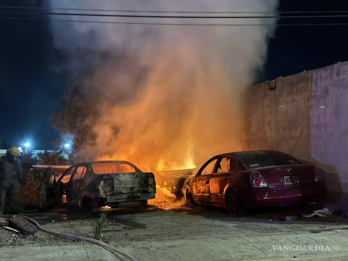 $!Elementos de la Policía Municipal acordonaron el área y pidieron a los vecinos mantenerse alejados del fuego, que alcanzó gran intensidad.