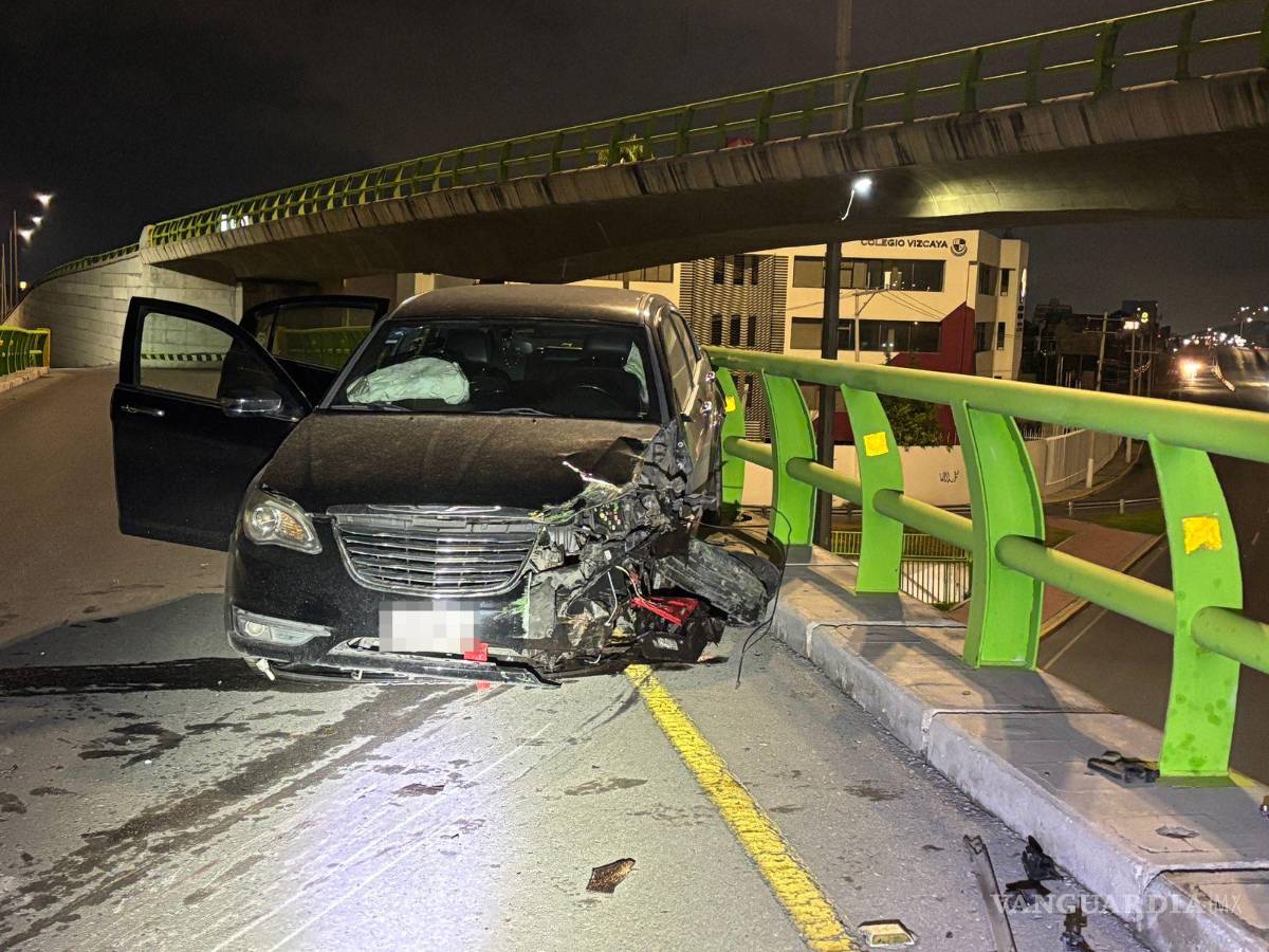 $!El auto quedó obstruyendo la vialidad tras girar 180 grados.