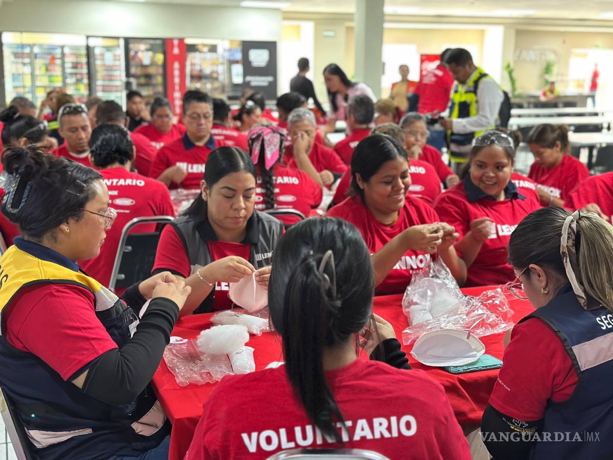$!En el Taller ‘Puntadas de amor participan muchas mujeres voluntarias y hasta dos hombres para donar prótesis artesanales mamarias que son donadas a mujeres de escasos recursos que han padecido la pérdida de uno o los dos senos.