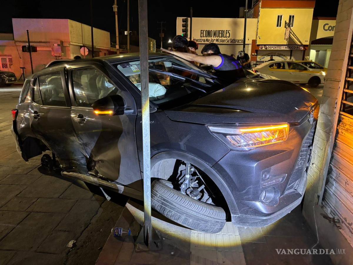 $!La conductora del vehículo Toyota fue trasladada a un hospital particular para su valoración médica, luego de presentar lesiones derivadas del fuerte impacto ocurrido en el cruce vial del primer cuadro de la ciudad.