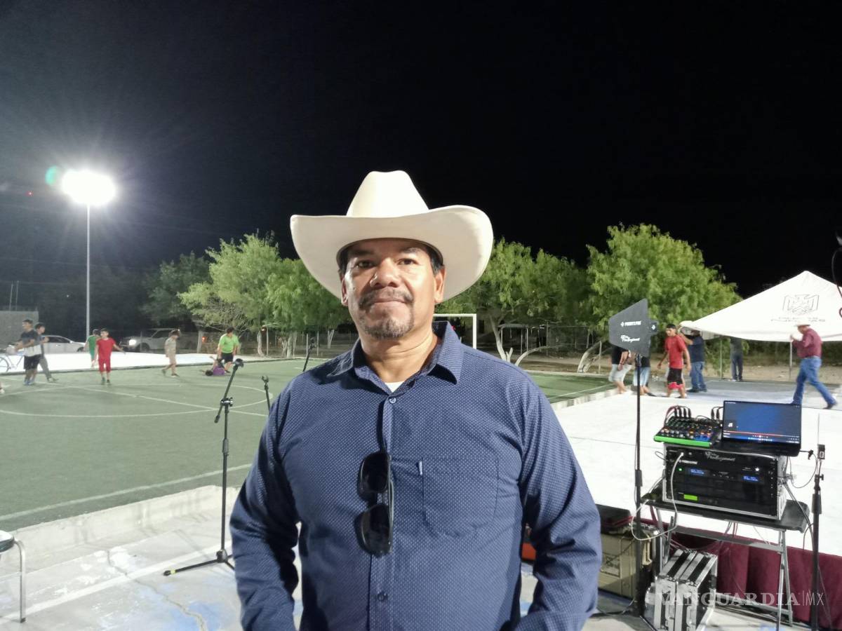 $!El instructor Timoteo Valtierra Ruiz, durante una presentación del taller de acordeón de la Casa de las Artes en Piedras Negras.