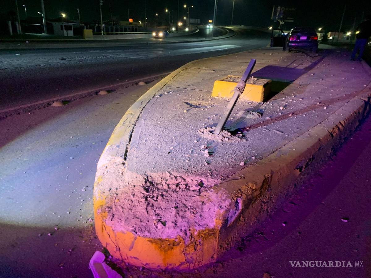 $!El Jetta fue encontrado abandonado sobre el camellón central, obstruyendo la entrada al puente vehicular.