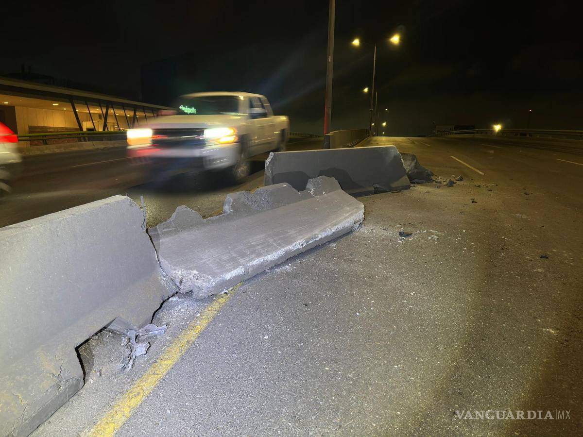 $!El choque provocó que tres muros se proyectaran al carril contrario.