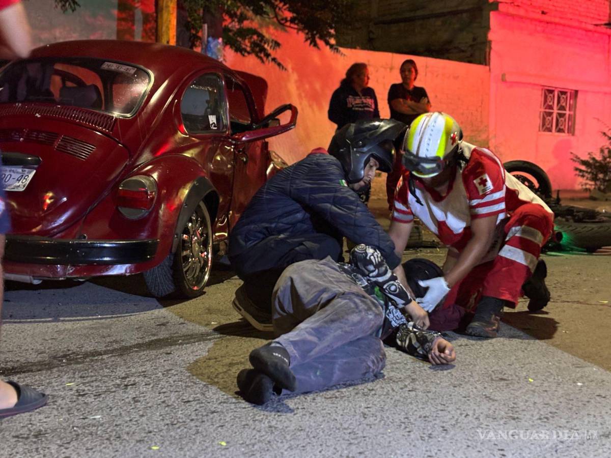 $!Paramédicos de la Cruz Roja brindaron atención inmediata a los heridos; el motociclista fue trasladado bajo custodia al Hospital General como presunto responsable del percance.