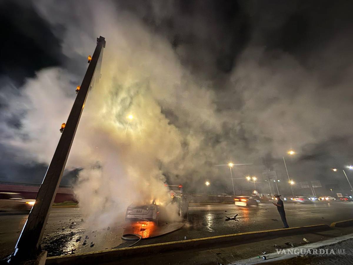 $!Tras el fuerte percance, el vehículo quedó reducido a chatarra y obstruyó el carril de baja velocidad en dirección de poniente a oriente.