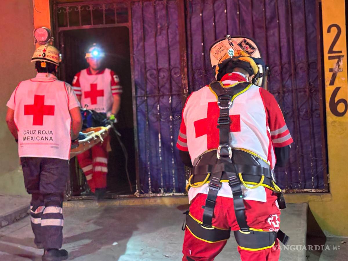 $!Personal especializado de la Cruz Roja se alistaba con equipo de cuerdas y arneses para realizar un descenso seguro por la fachada.