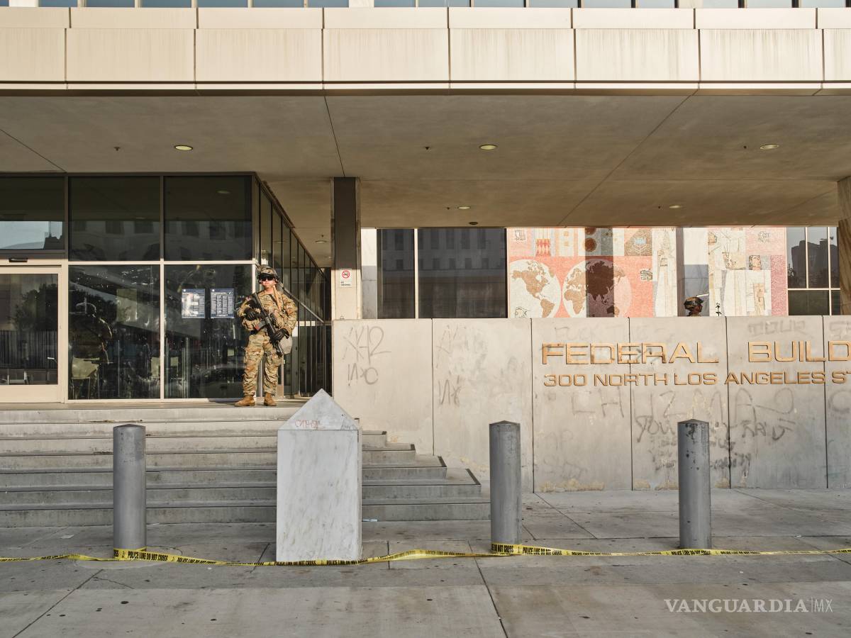 $!Un soldado de la Guardia Nacional custodia un edificio federal en Los Ángeles. Seis soldados hablaron en entrevistas sobre la baja moral tras el despliegue.