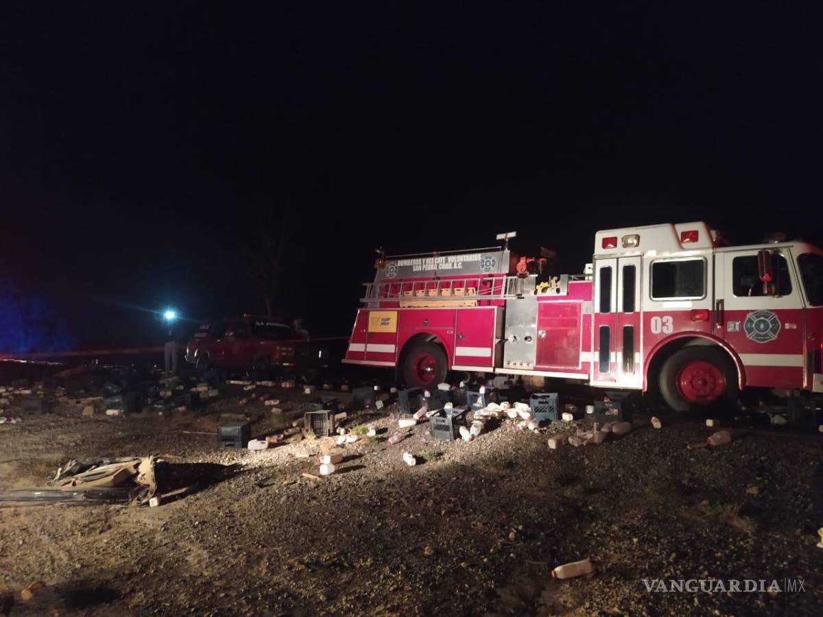 $!Bomberos de San Pedro trabajaron durante más de una hora para rescatar los cuerpos.