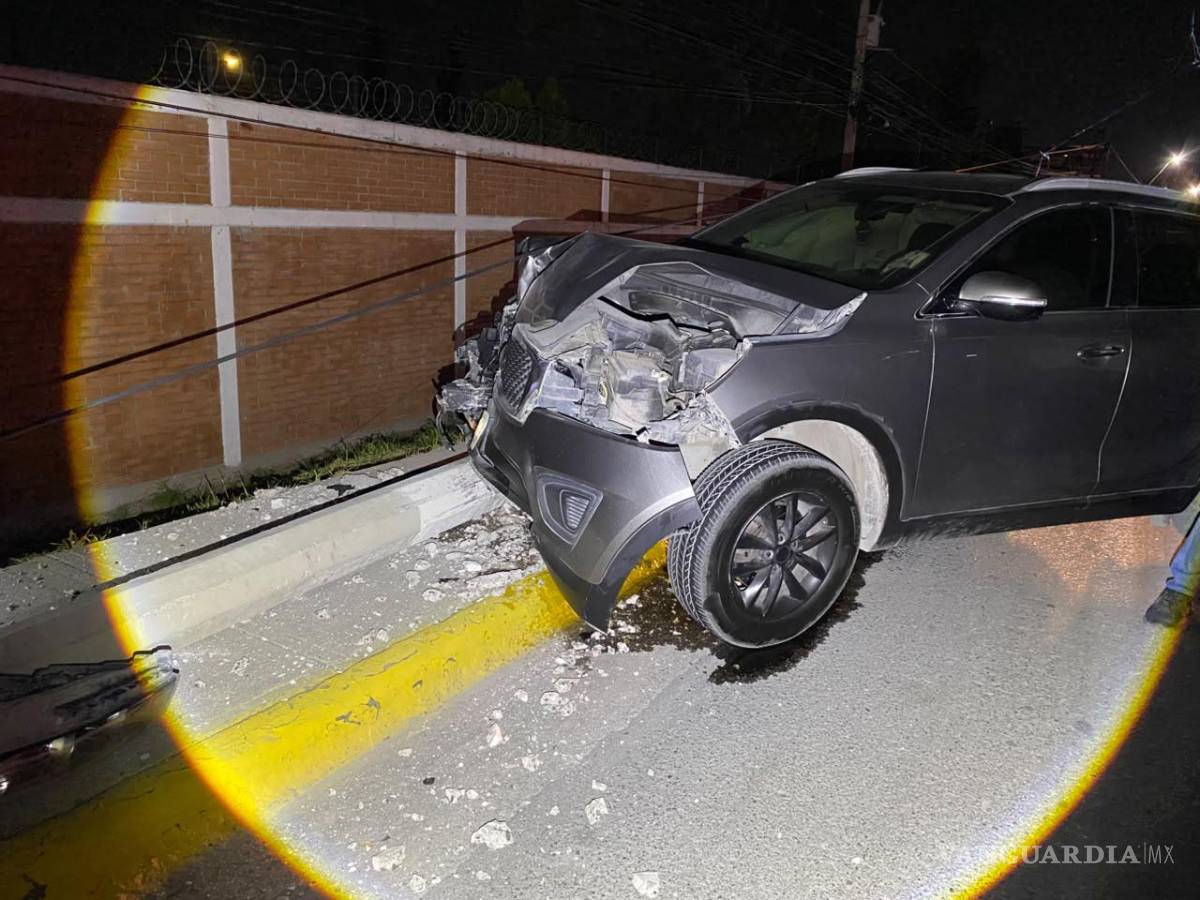 $!Tras el fuerte impacto, el conductor abandonó la unidad y huyó del lugar antes del arribo de las autoridades, por lo que serán las investigaciones las que determinen su responsabilidad en el accidente.