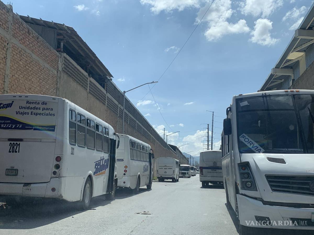 $!Las calles de las colonias afectadas se ven reducidas, debido a que las unidades se estacionan en ambas aceras.