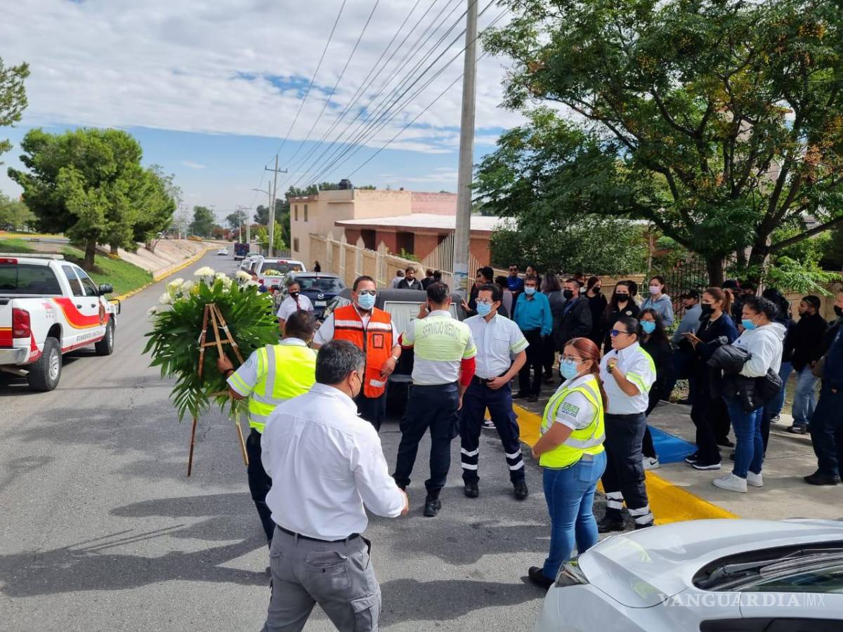 $!El cuerpo del paramédico fue llevado al panteón Jardines Los Pinos.