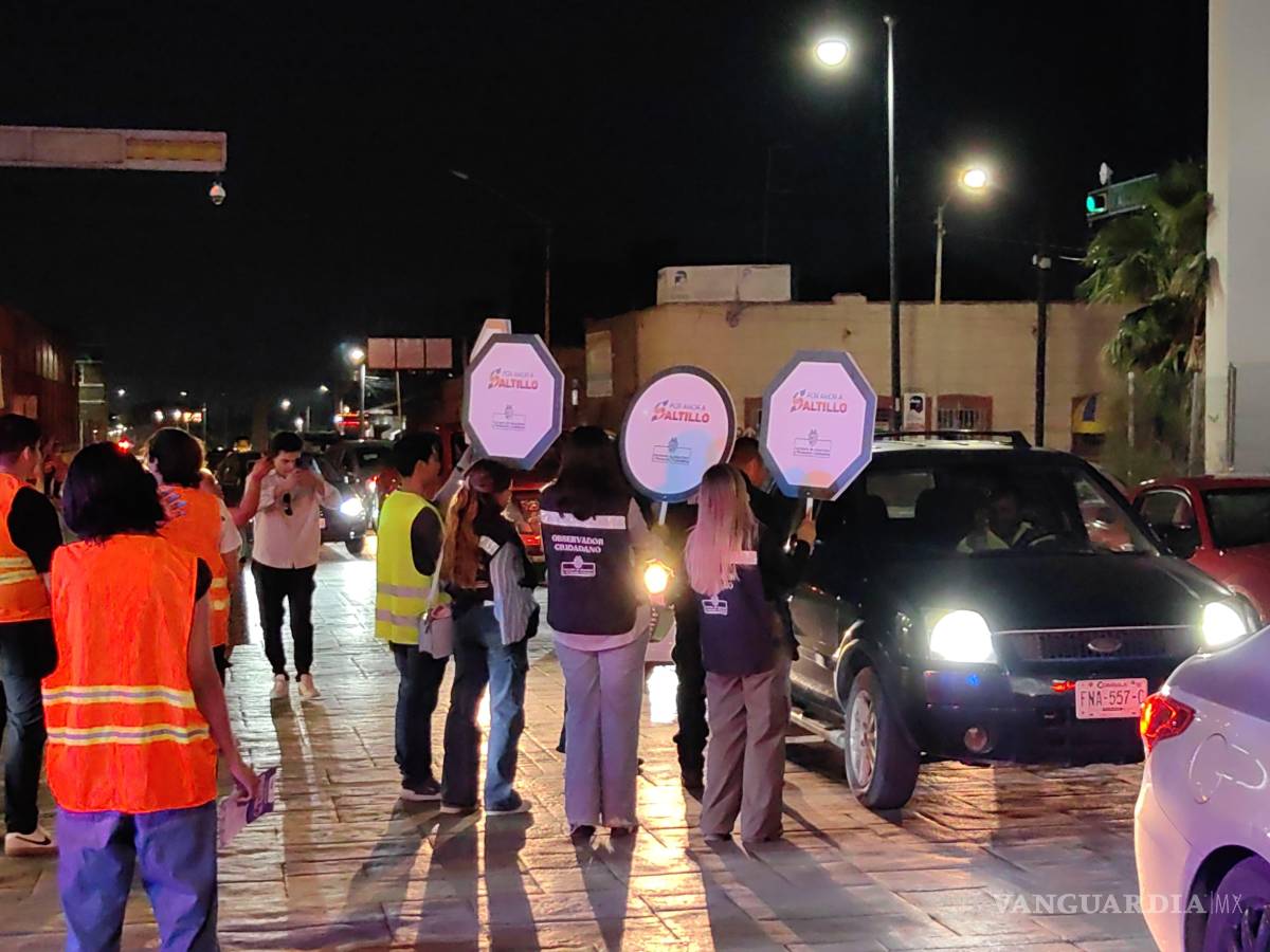 $!Jóvenes del ITS y la UANE entregaron volantes y emitieron recomendaciones a automovilistas en el centro de Saltillo, promoviendo la conducción responsable y el respeto a las normas de tránsito.