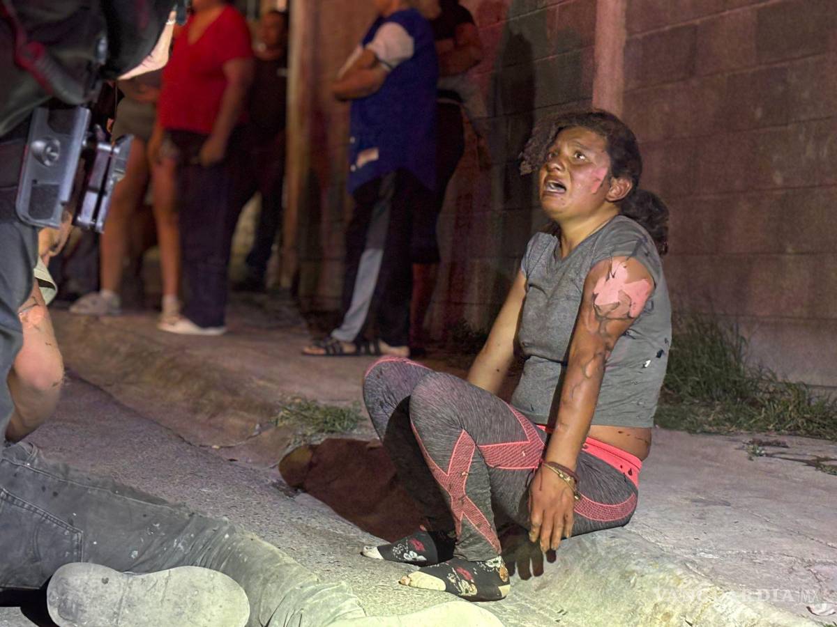 $!Paramédicos brindaron atención inmediata a los lesionados, quienes estaban tirados sobre el pavimento con quemaduras.