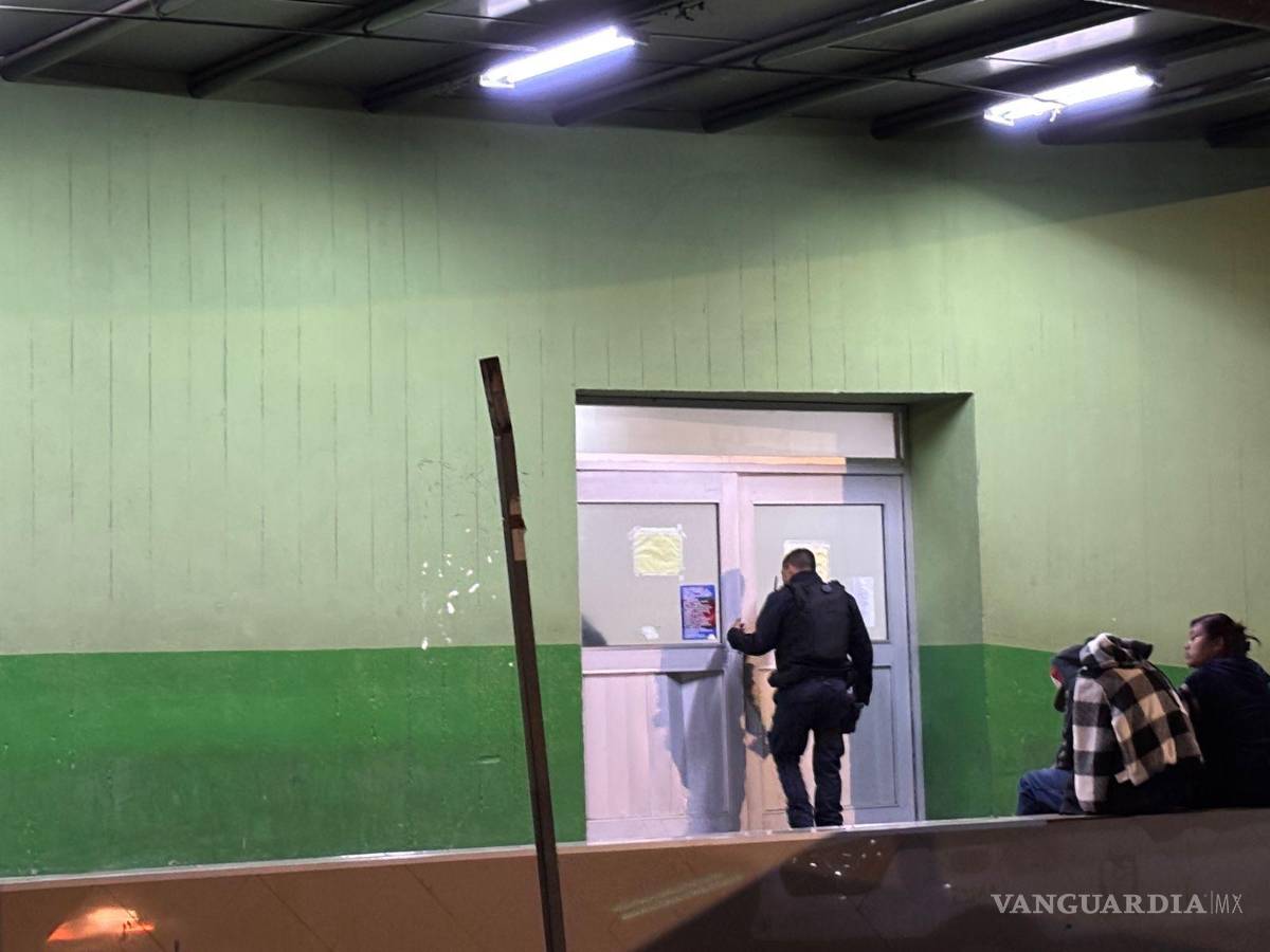 $!Elementos de la Policía Municipal permanecieron en la Clínica Número 1 del IMSS mientras se realizaban las diligencias tras el ingreso de la mujer lesionada.