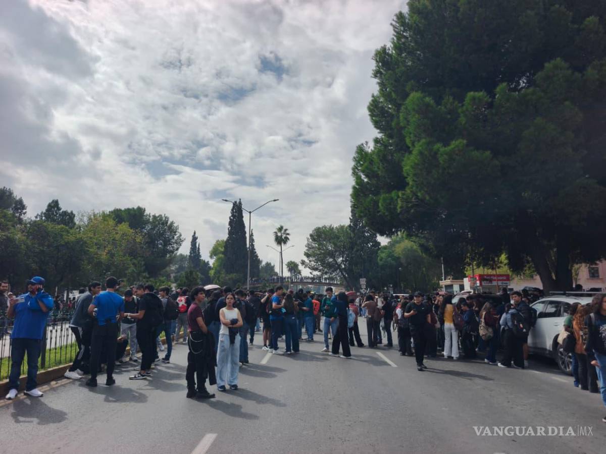 $!La movilización estudiantil, que congregó a cientos de universitarios, cerró la circulación en ambos sentidos del bulevar.