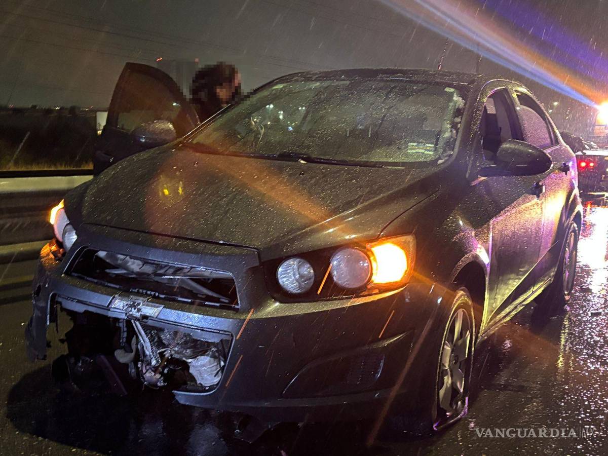 $!El vehículo quedó obstruyendo la vialidad en el deprimido rumbo al periférico Luis Echeverría Álvarez.