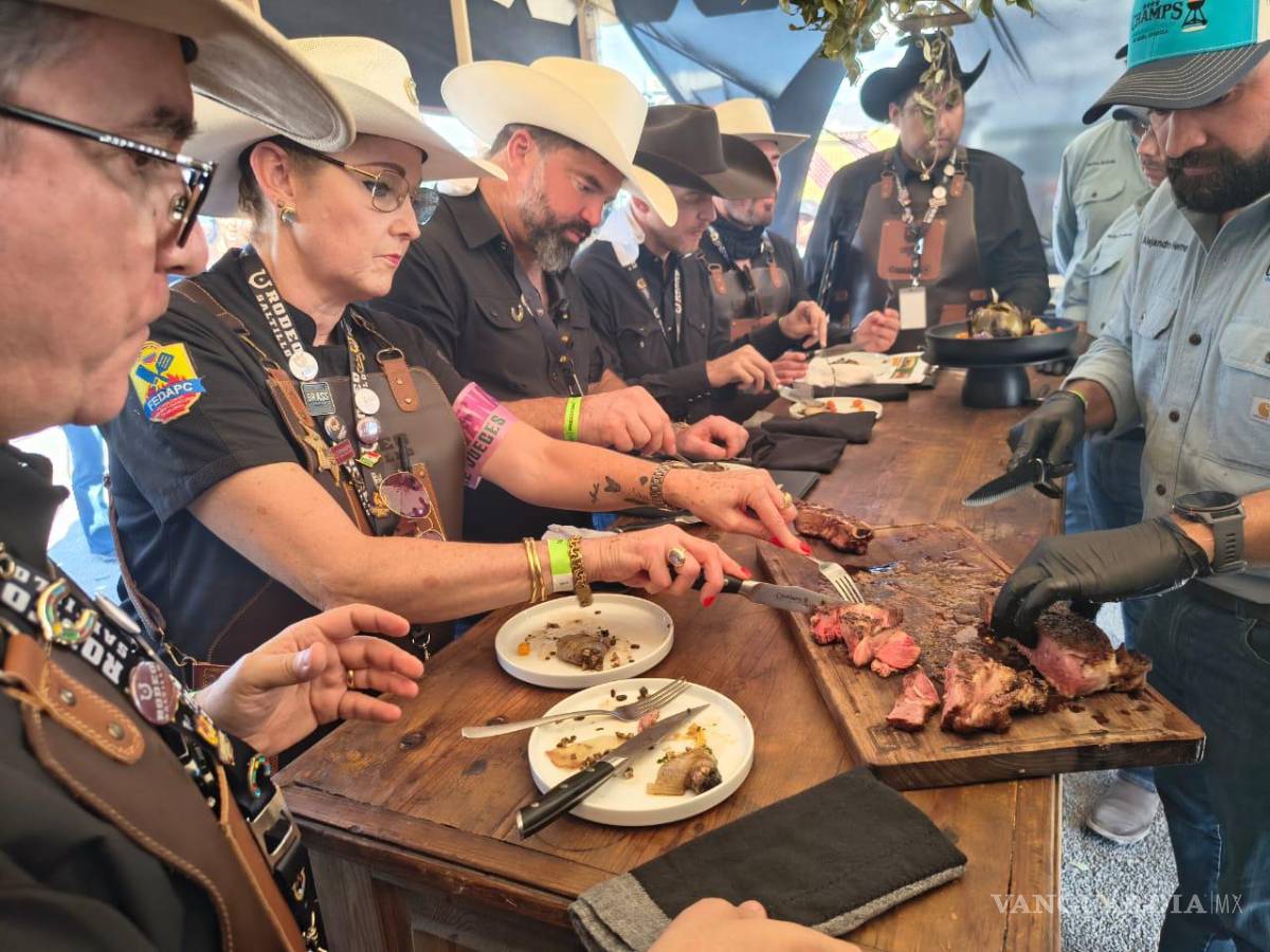 $!Los jueces calificando a cada uno de los equipos participantes.