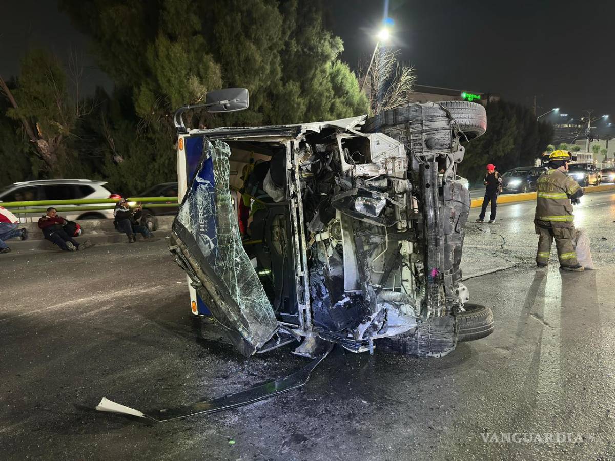 $!Agentes de Tránsito Municipal realizaron cierres parciales en ambos sentidos para retirar el vehículo y reparar los muros dañados.