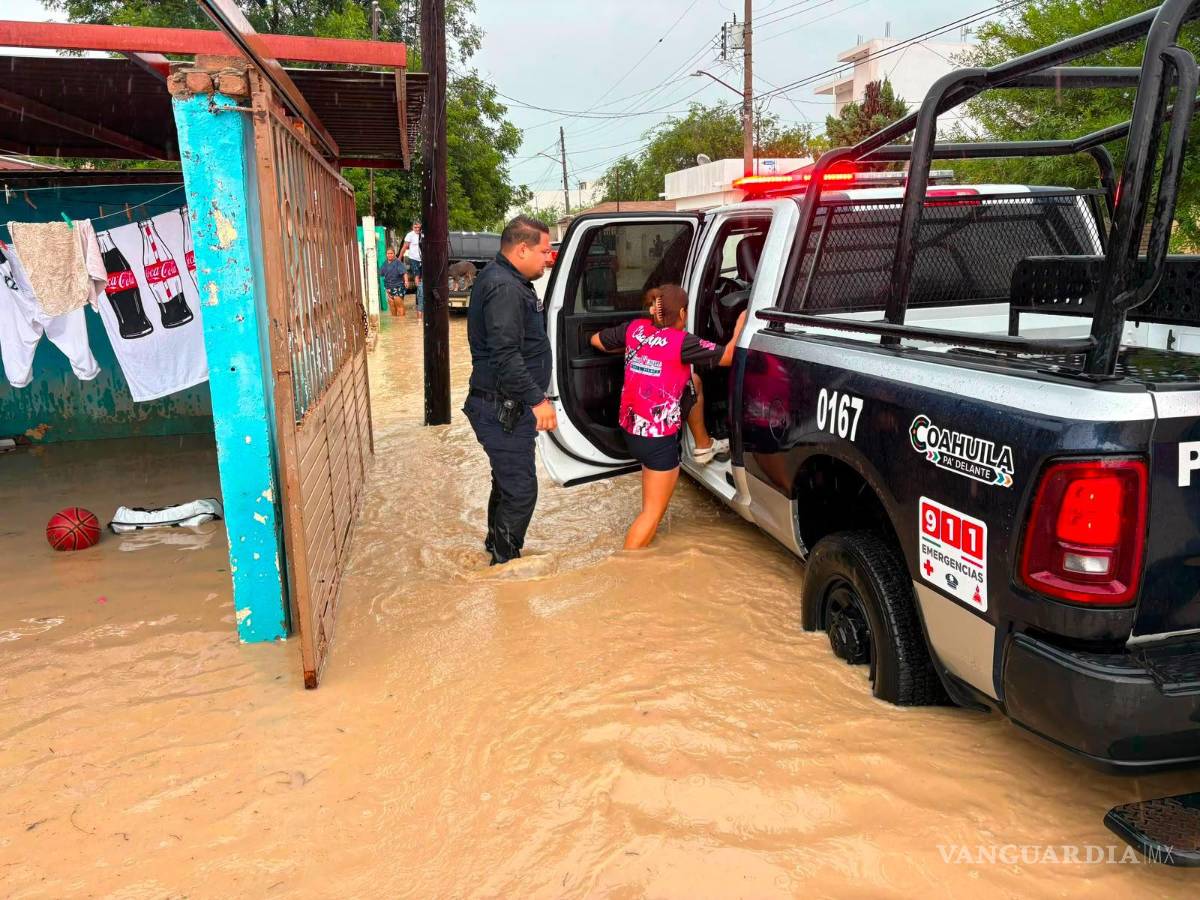 $!Policías auxiliaron a habitantes de sectores inundados y realizaron traslados preventivos durante la contingencia.