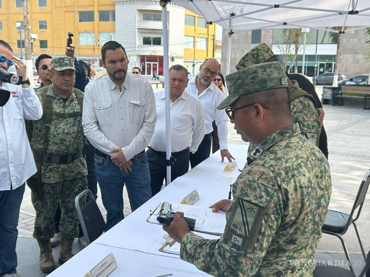 $!Autoridades municipales y militares supervisaron el inicio del programa en la Plaza Principal.