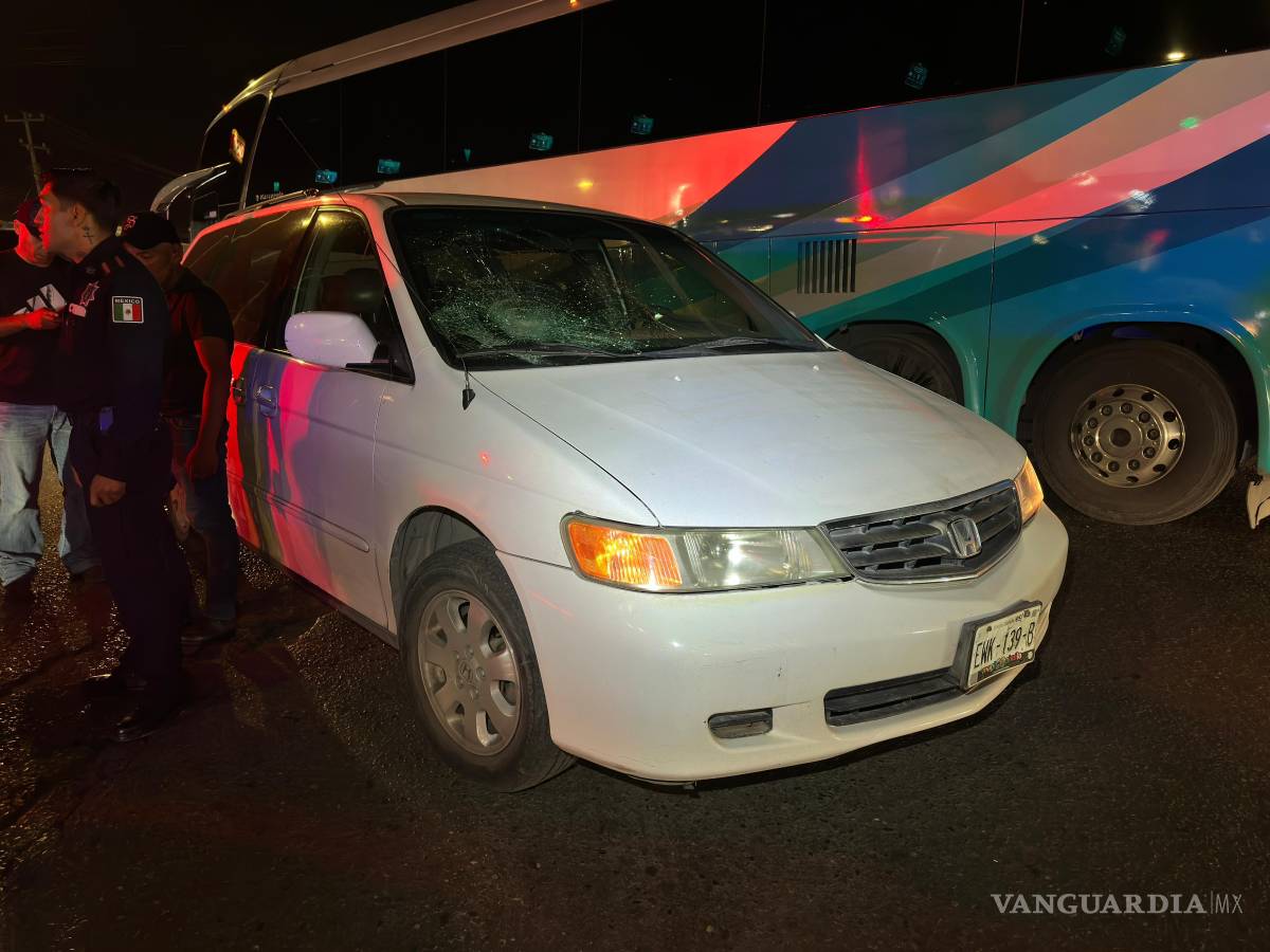$!El conductor de la camioneta Odyssey permaneció en el lugar tras el percance vial.