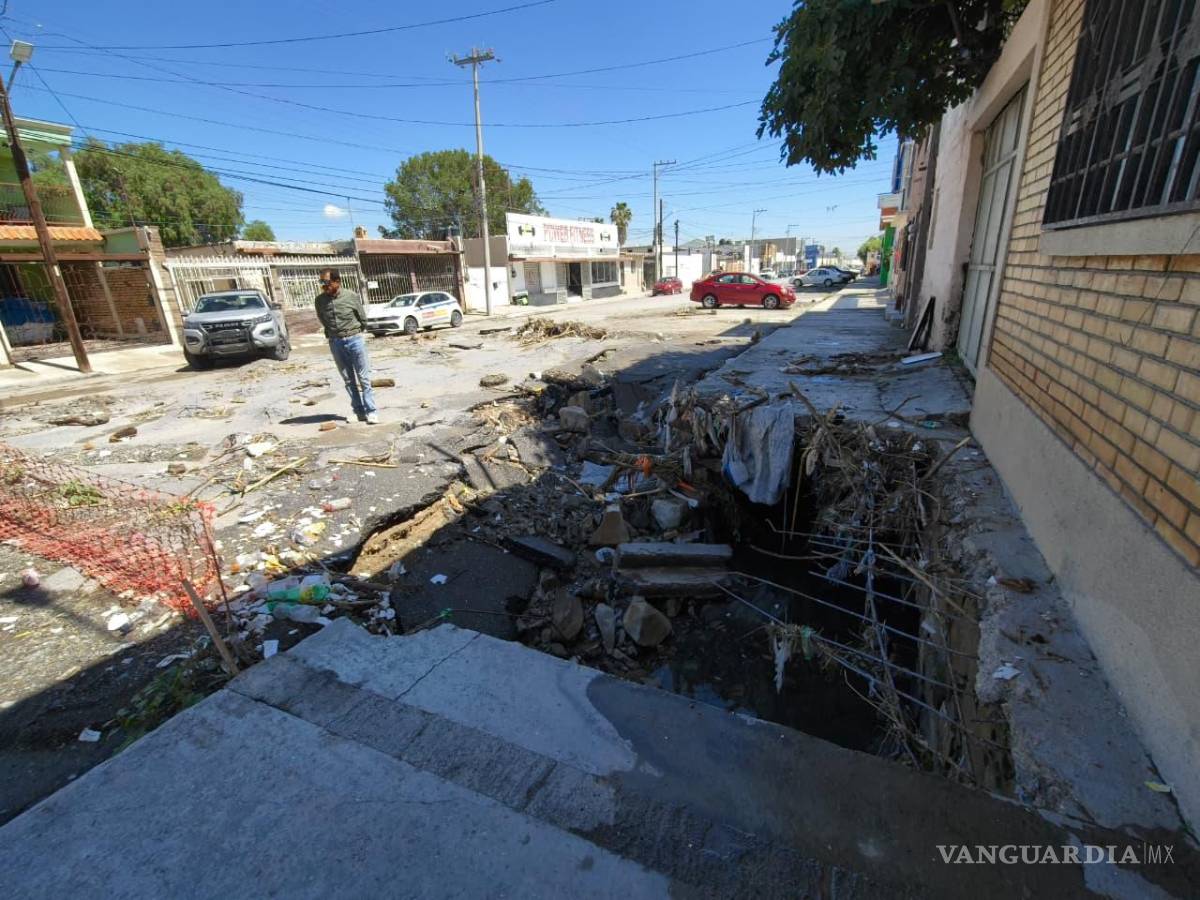 $!Reparaciones mal planeadas o incompletas en banquetas y canales contribuyeron a que el socavón se formara nuevamente en el mismo lugar. | Foto: Homero Sánchez