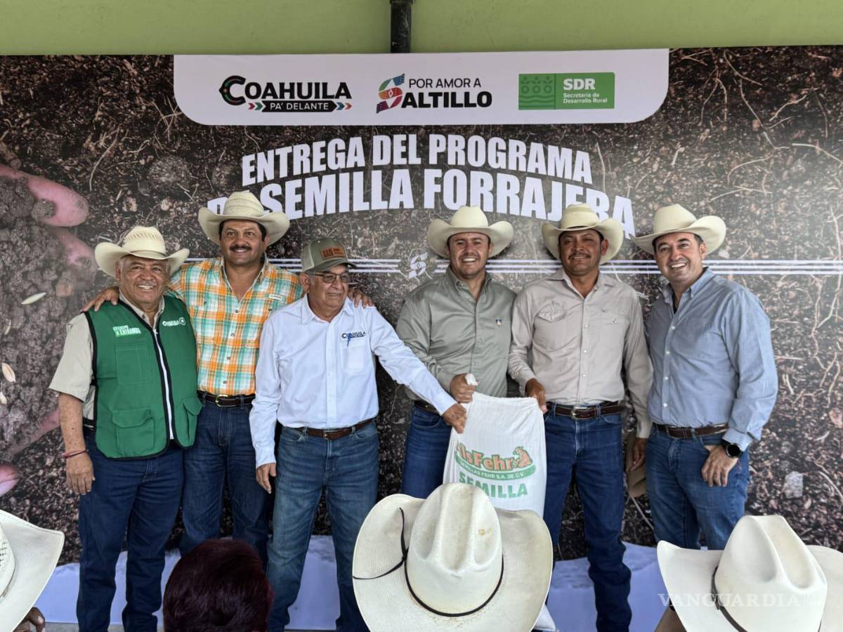 $!Autoridades municipales y estatales encabezaron la entrega de apoyos al sector rural de Saltillo.