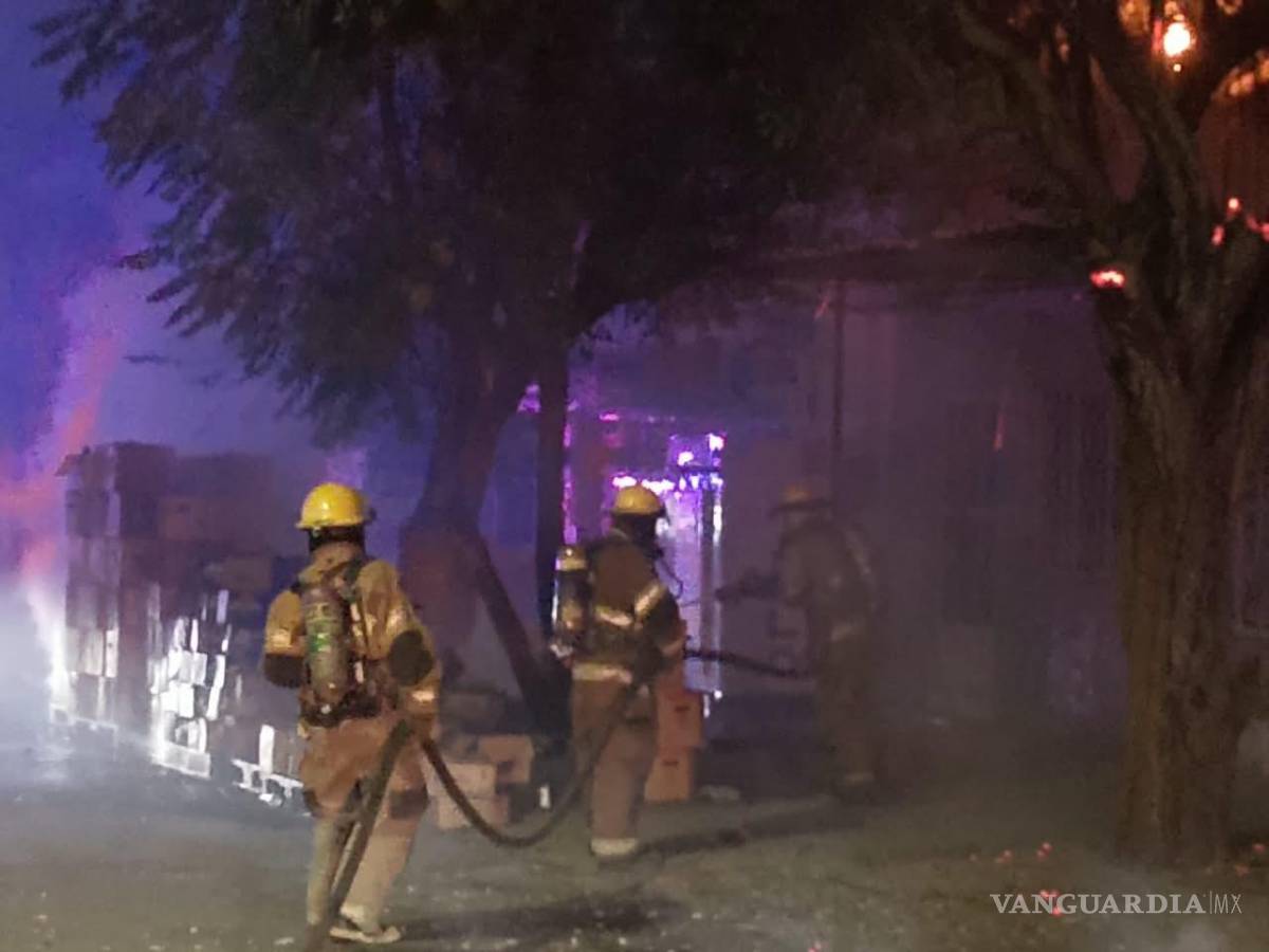 $!Los bomberos realizaron maniobras de combate y enfriamiento para extinguir el incendio, que no dejó personas lesionadas.