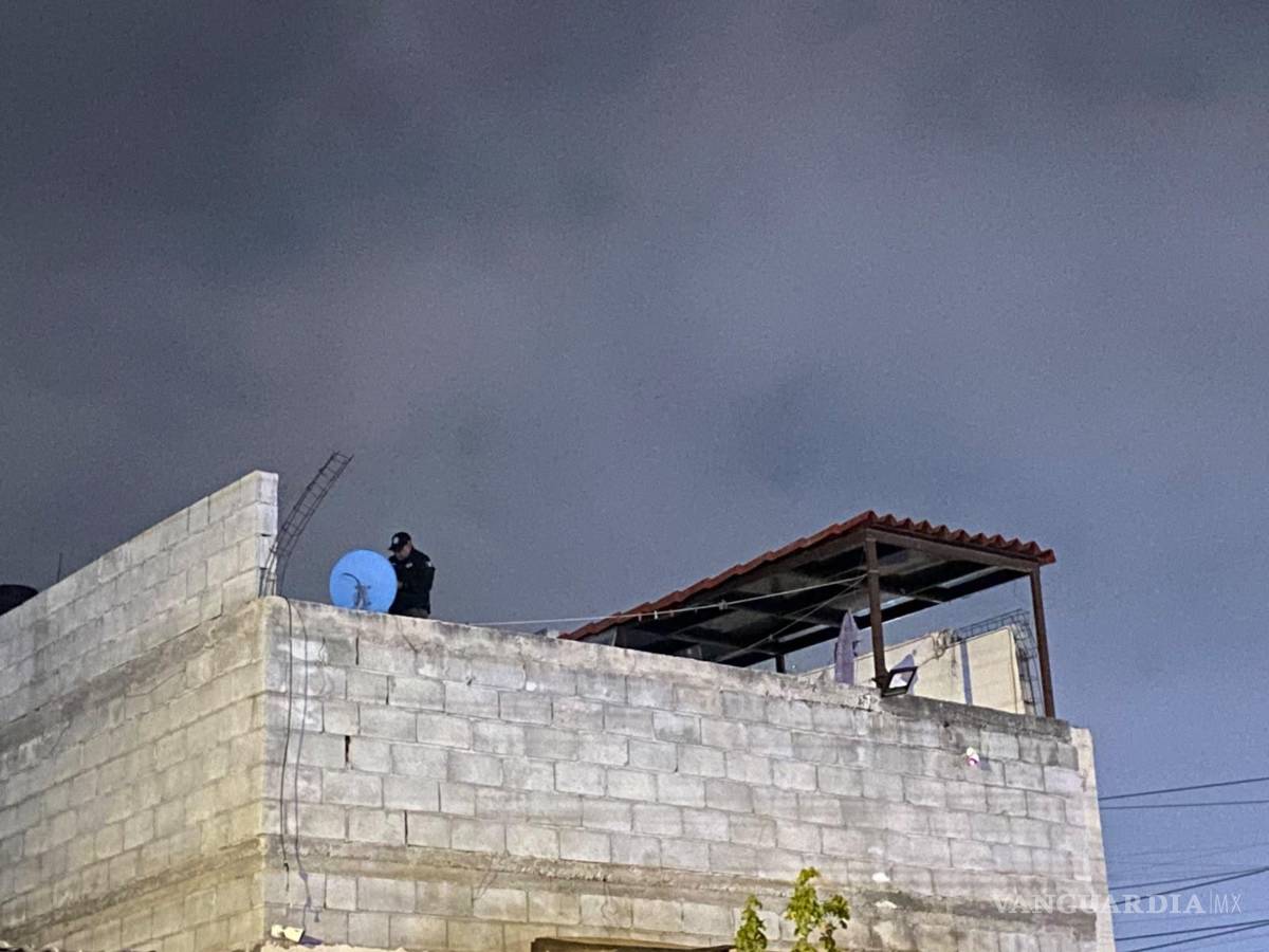 $!De acuerdo con versiones recabadas en el lugar, los efectivos presuntamente derribaron el portón de una propiedad durante la intervención.
