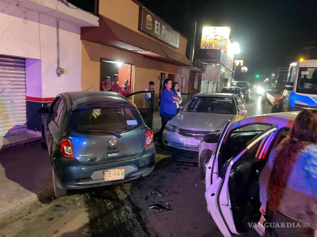 $!El percance ocurrió frente a un local de comida, donde clientes presenciaron el impacto.