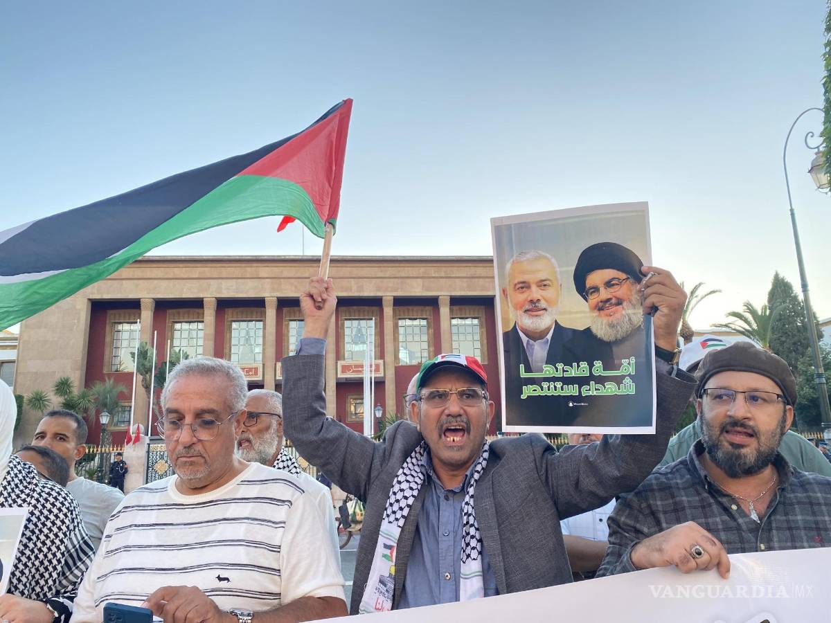 $!Decenas de personas se han congregado en Rabat para condenar el asesinato del líder del grupo chií libanés Hizbulá, Hasán Nasrala.