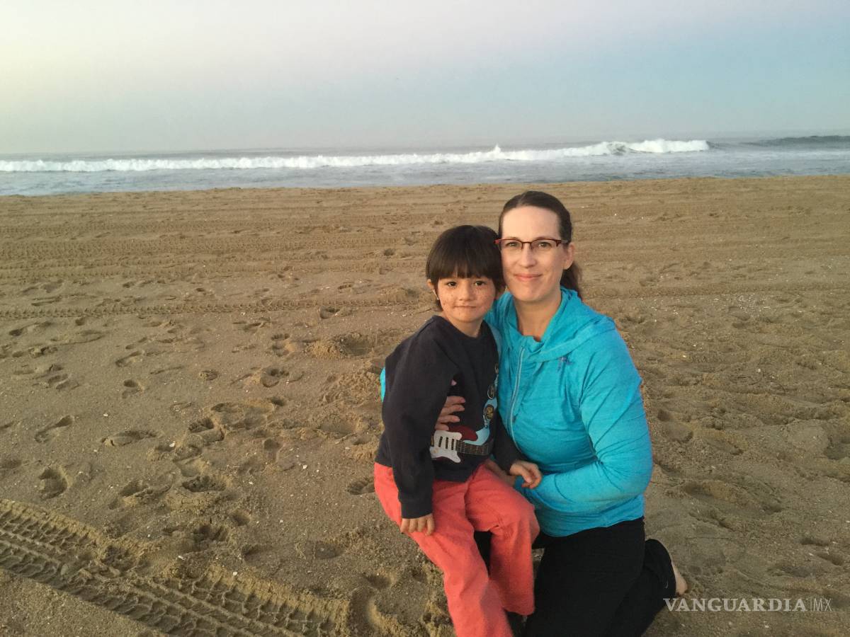 $!Oliver Kei, el 'hijo de la luna': es tan alérgico al sol que debe usar un traje especial todos los días