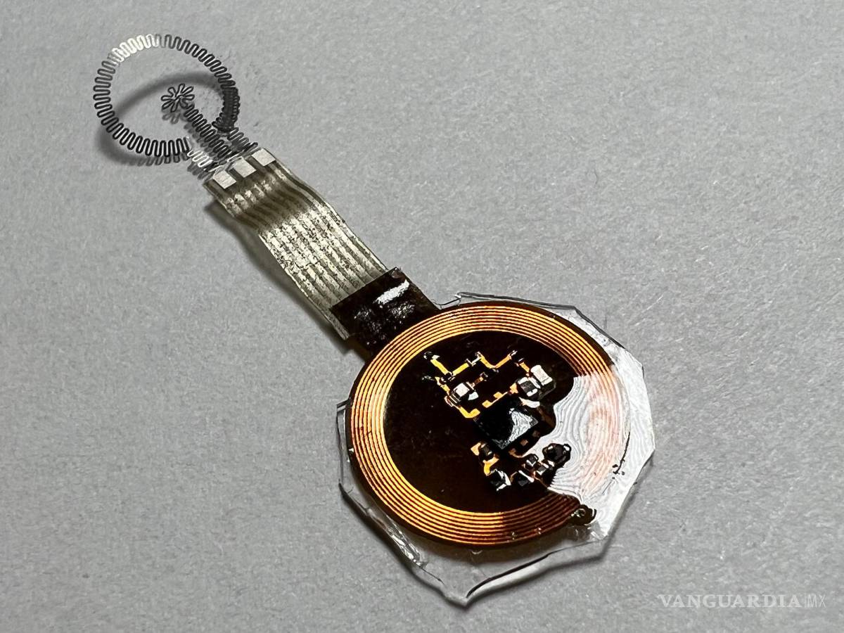 $!Primer plano del dispositivo sobre superficie gris.