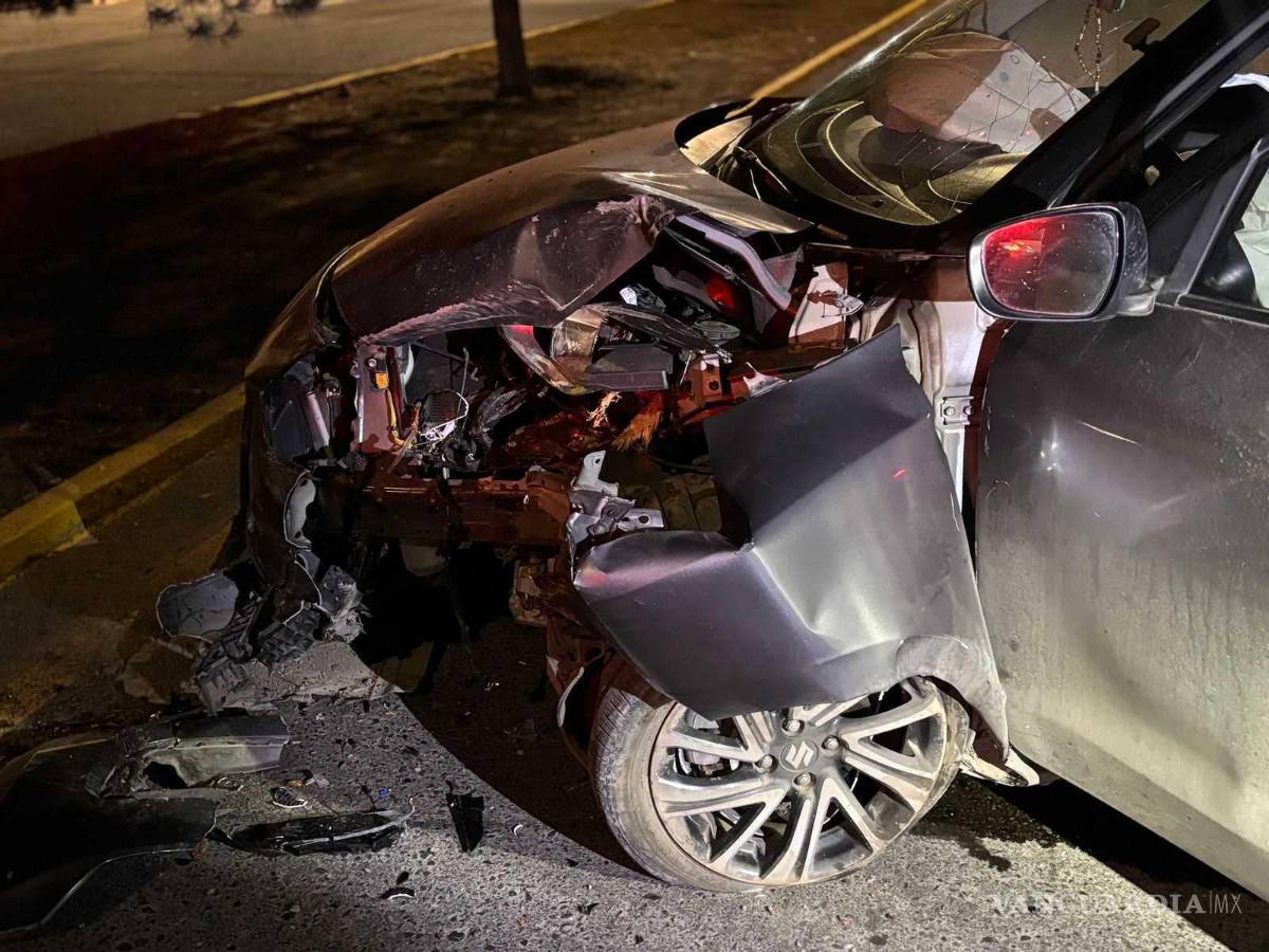 $!El auto terminó con pérdida total tras el choque en el camellón central.