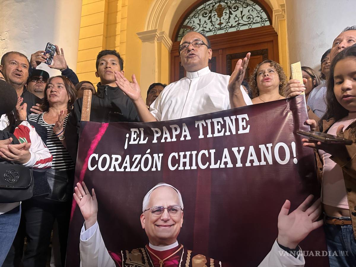 $!Un sacerdote de la catedral de Chiclayo (Perú), ciudad de la que Robert Francis Prevost fue obispo durante casi una década, celebra la elección como nuevo papa.