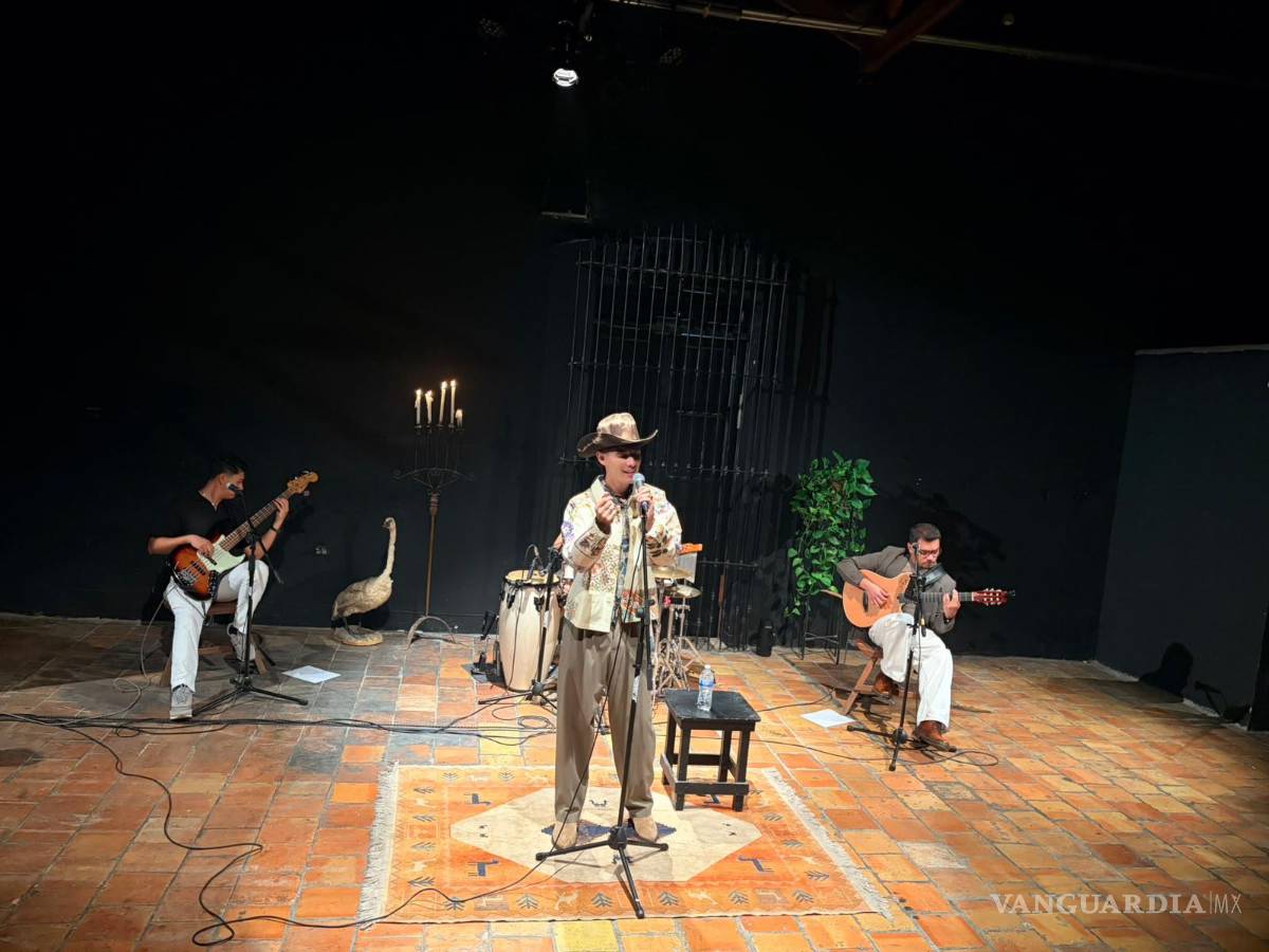 $!Carlos Cipriano, cantautor coahuilense radicado en Los Ángeles, celebró su debut solista ante el público de su ciudad natal.