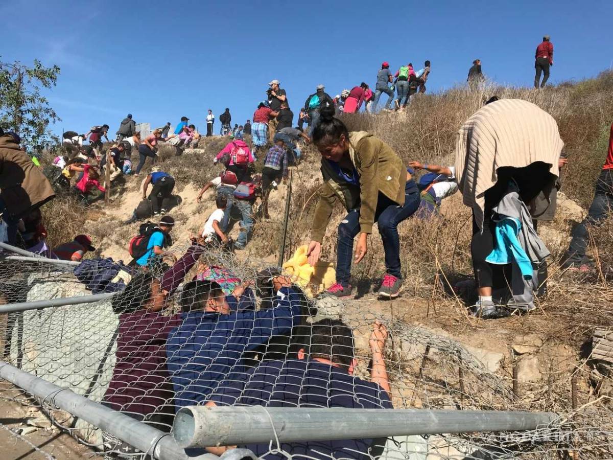 $!Estalla violencia en cruce Tijuana-San Diego; agentes de EU lanzan gas lacrimógeno a migrantes