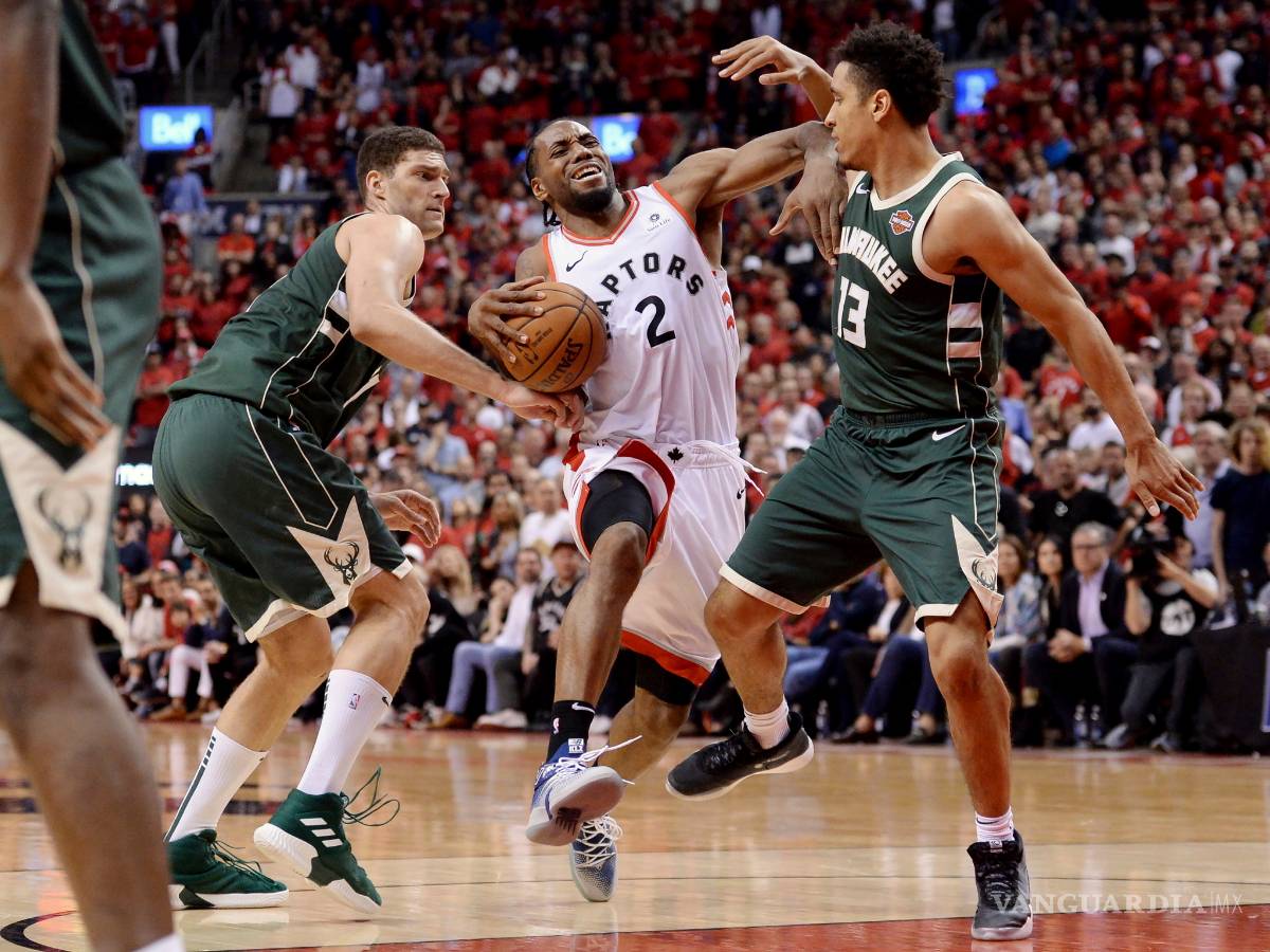 $!Kawhi Leonard vuelve al 'ruedo' y lleva a los Raptors a acercarse en la serie ante Bucks