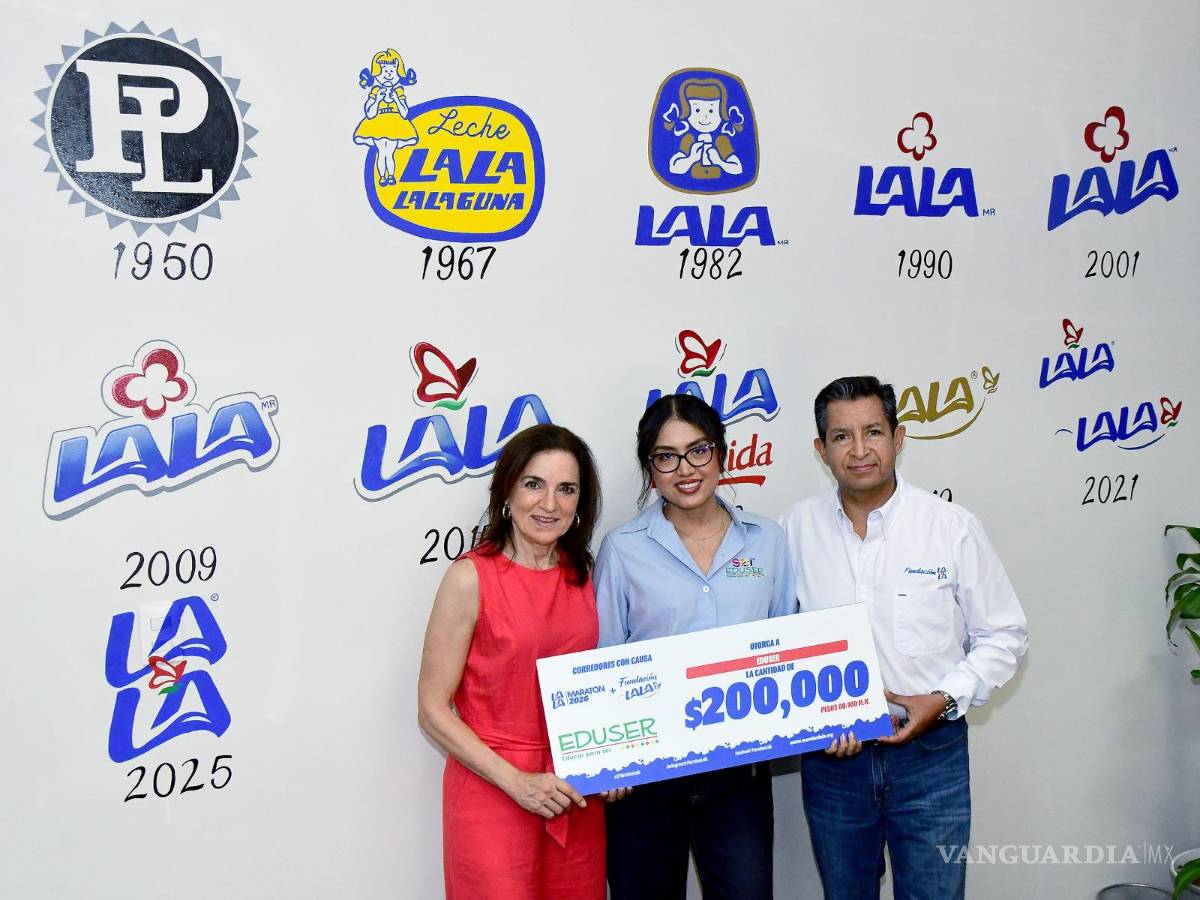 $!María Luisa Marroquín, directora del Maratón Lala, y Edgar Salinas, director de Responsabilidad, Vinculación Social y Fundación Lala, realizaron la estrega simbólica de los apoyos.