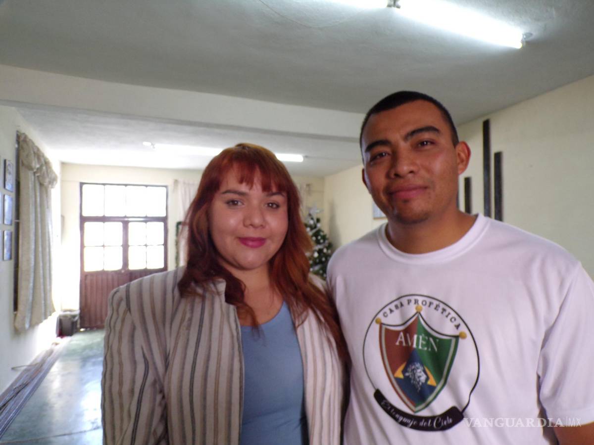 $!Los pastores Orlando Martínez y Fernanda Jaramillo fueron fundamentales para que Juan dejara la calle después de 60 años.