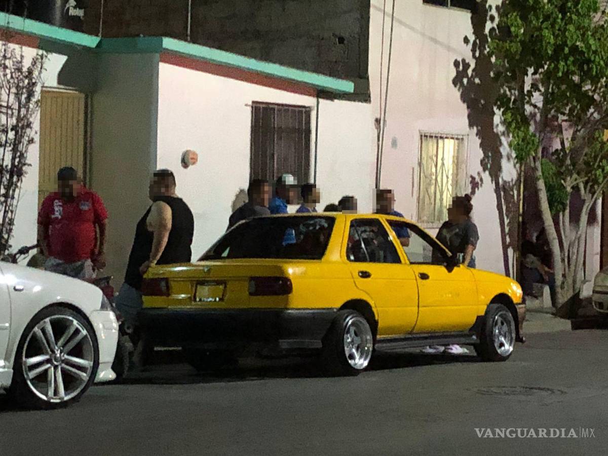 $!Familiares del fallecido dialogaron con elementos de la Fiscalía General del Estado en el lugar de los hechos.