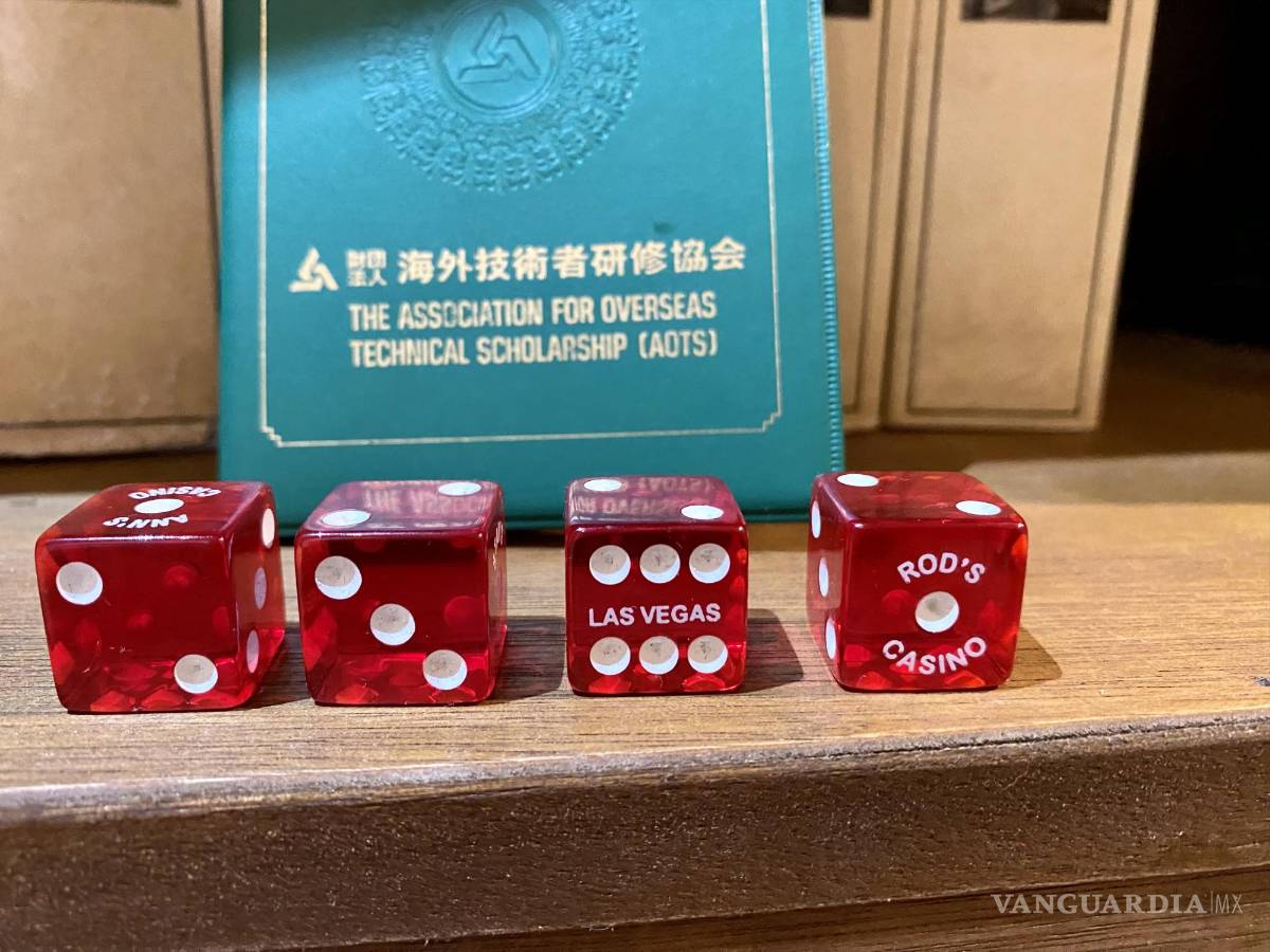 $!Dados de Las Vegas sobre un documento japonés como fondo. Simbología pura.