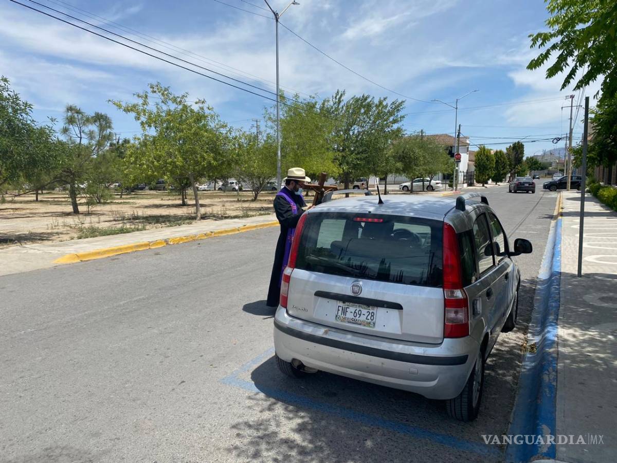 $!Católicos de Saltillo hacen fila en autos para recibir una Indulgencia Plenaria histórica